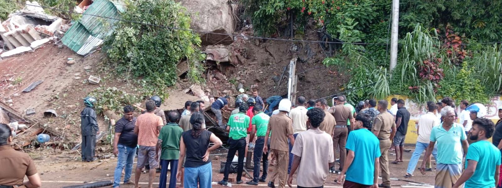 BREAKING NEWS: Rock Fall In Lower Kadugannawa